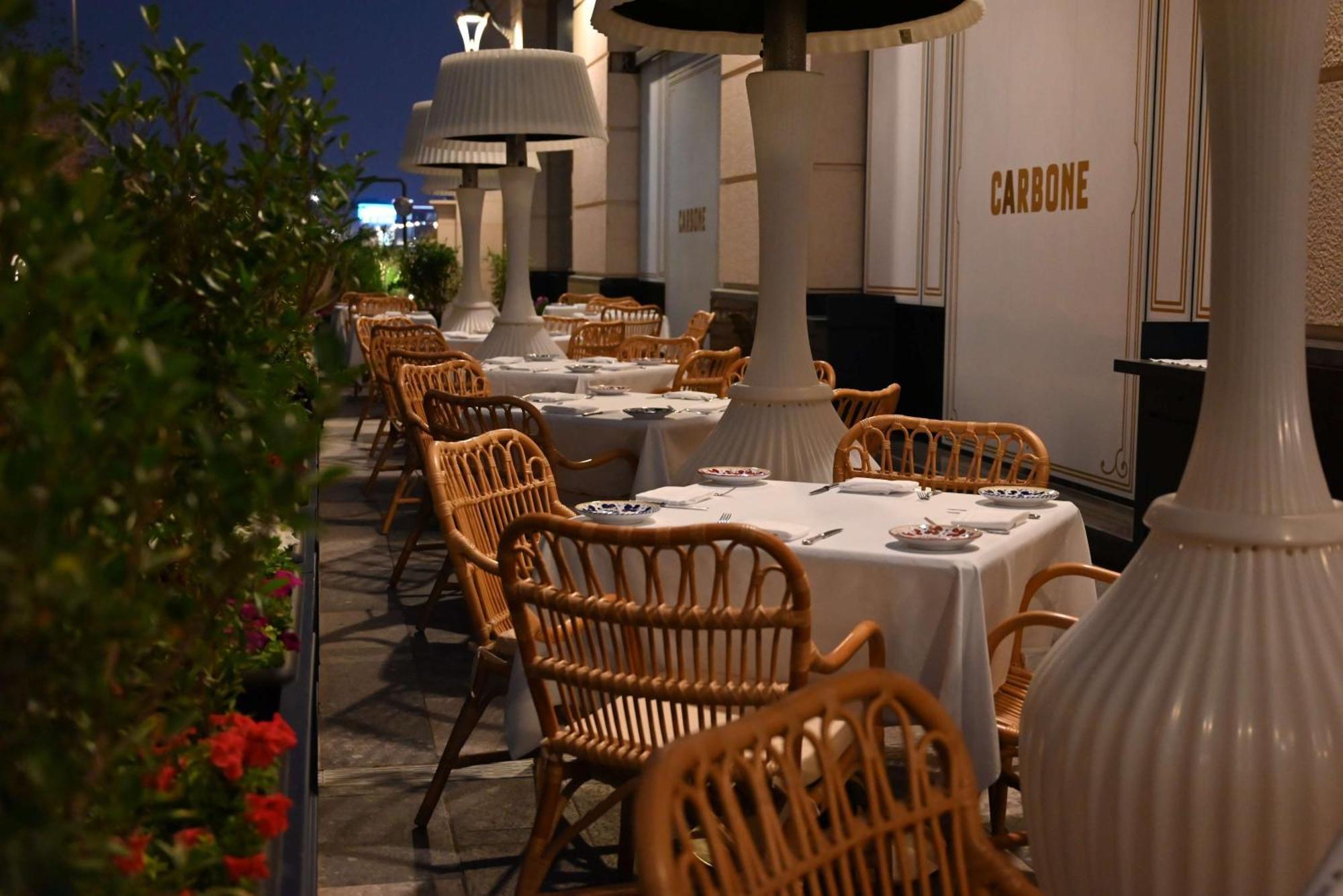 Mansard Riyadh, A Radisson Collection Hotel Kültér fotó The restaurant's terrace