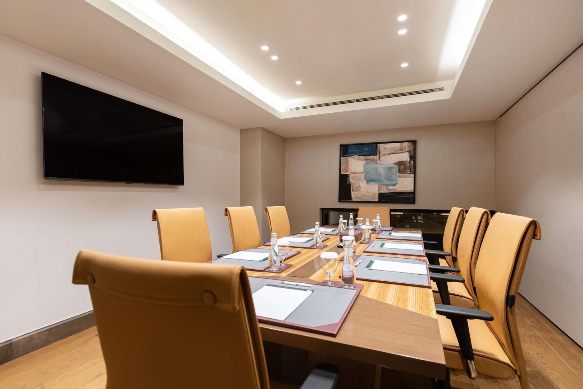 Mansard Riyadh, A Radisson Collection Hotel Kültér fotó Meeting room at the hotel