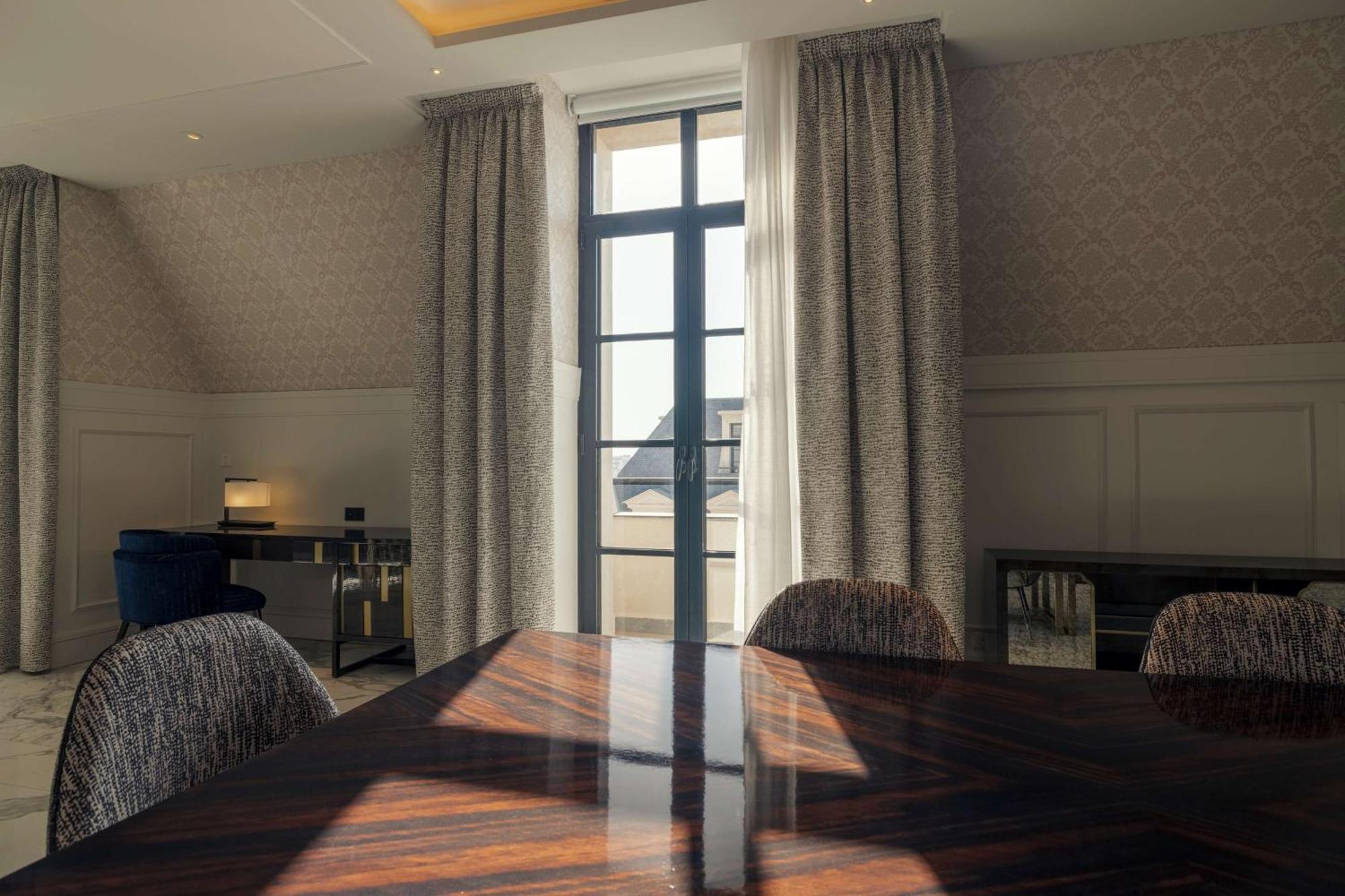 Mansard Riyadh, A Radisson Collection Hotel Kültér fotó A room at the hotel